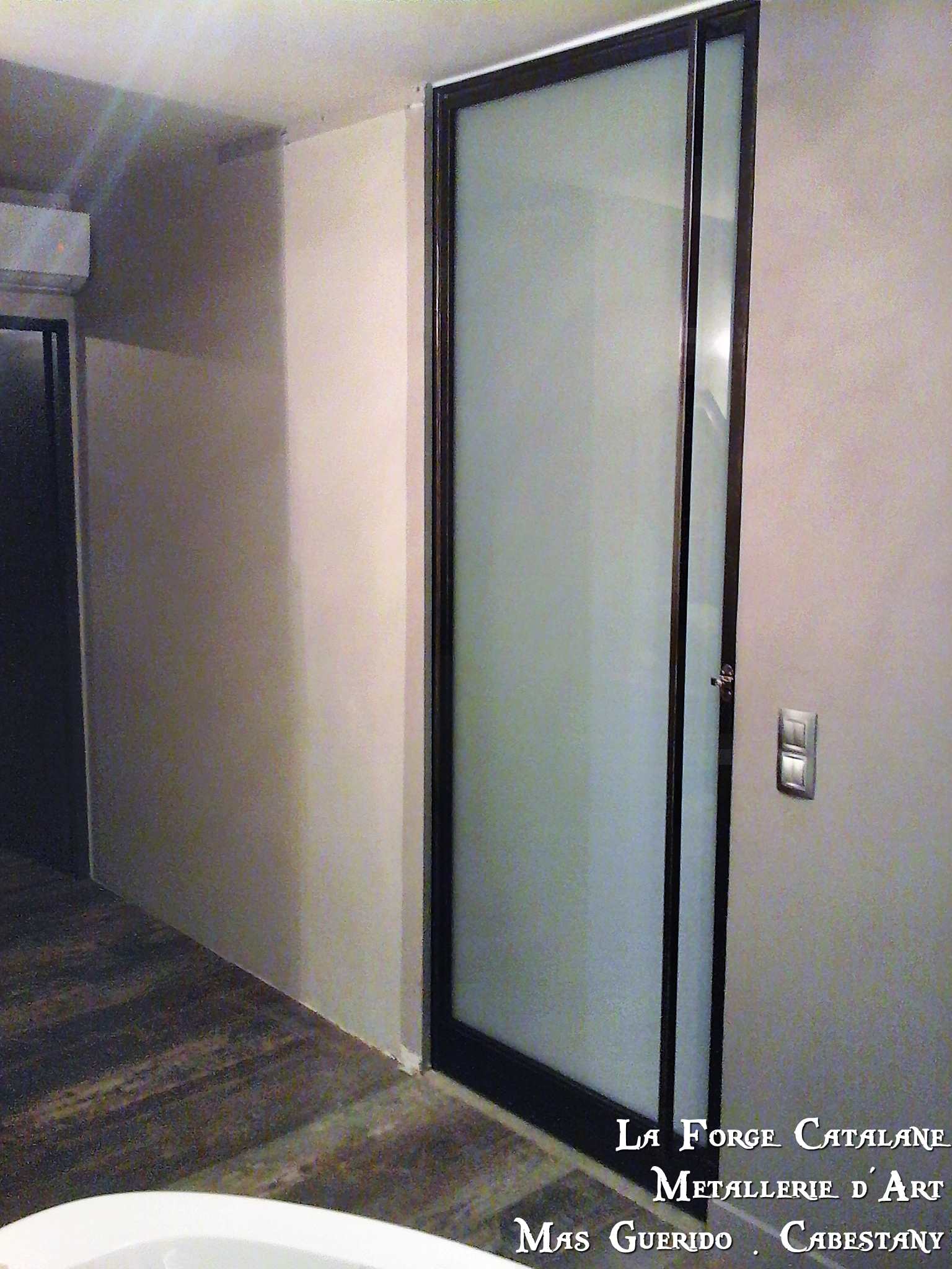 porte en fer remplissage verre opalescent forge catalan.jpg